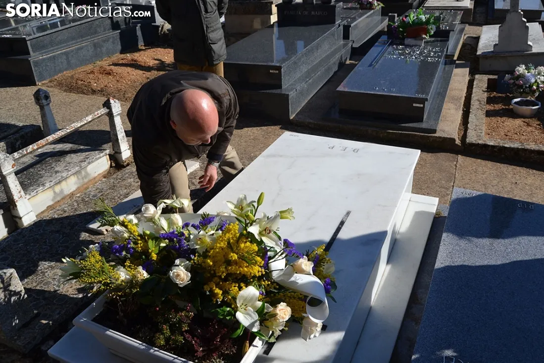 Homenaje a Antonio Machado y Odón Alonso en el Cementerio de Soria.