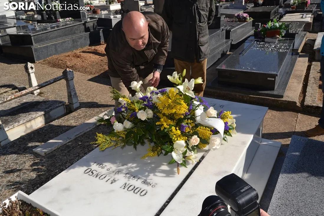 Homenaje a Antonio Machado y Odón Alonso en el Cementerio de Soria.
