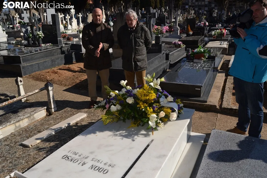 Homenaje a Antonio Machado y Odón Alonso en el Cementerio de Soria.