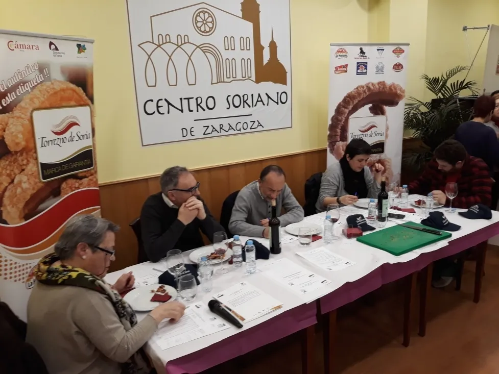 Foto 2 - Santiago Sanz Anguita y Maga&ntilde;a pasan a las finales de 'El mejor torrezno del mundo'