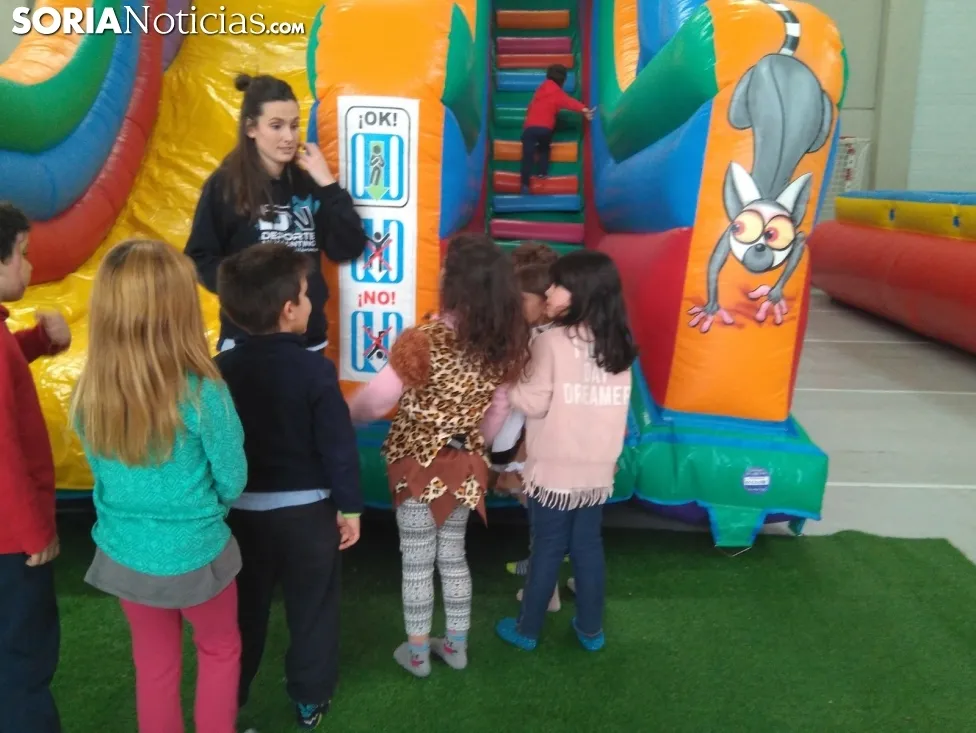 Los más pequeños queman energías en el Salón Infantil de Carnaval.