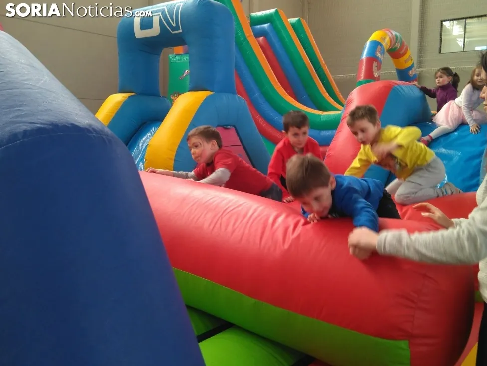 Los más pequeños queman energías en el Salón Infantil de Carnaval.
