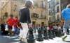 Niños en un ajedrez gigante en la plaza de El Rosel. /SN