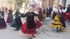 Matanza del cerdo al aire libre en San Leonardo