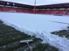 Los operarios del Numancia retiran la nieve de Los Pajaritos. CD Numancia,