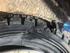 Así quedó una de las ruedas del coche. 