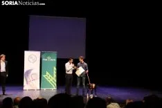 Jorge García, con su perra Luca, recoge el diploma en el Palacio de la Audiencia. Bernat Díez.