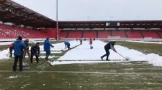 Los operarios del Numancia retiran la nieve de Los Pajaritos. CD Numancia,