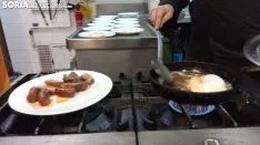 El restaurante Santo Domingo II ya ofreció el miércoles varios menús de Jueves Lardero. SN