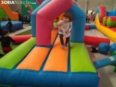 Los más pequeños queman energías en el Salón Infantil de Carnaval.