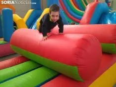 Los más pequeños queman energías en el Salón Infantil de Carnaval.