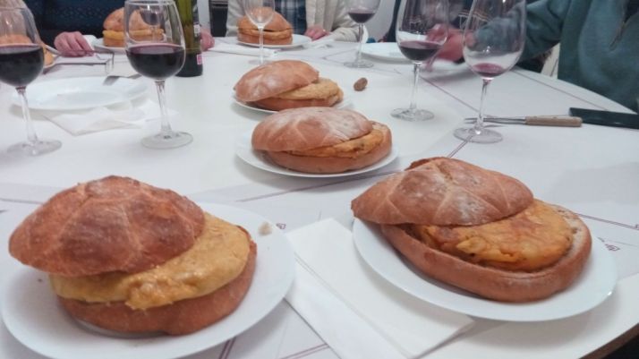 Tortilla y panecillos durante San Blas en Ágreda. Soria Noticias. 