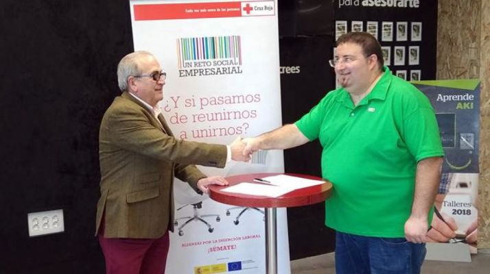 Modesto Fernández (izda.) con un responsable de la firma. 