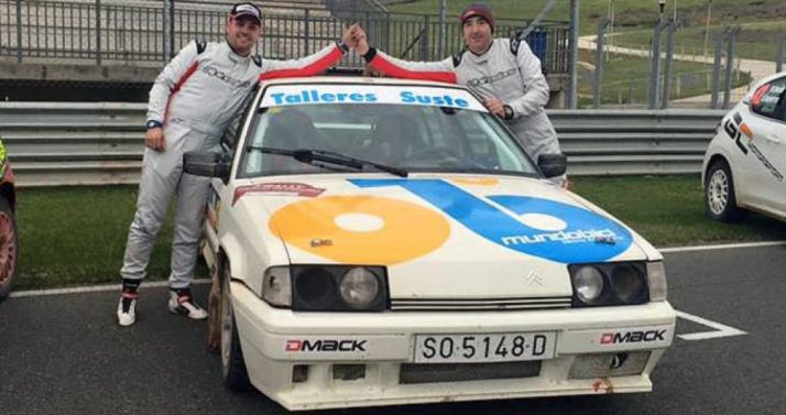 Álvaro (dcha.) y Gómez con el mítico BX. 