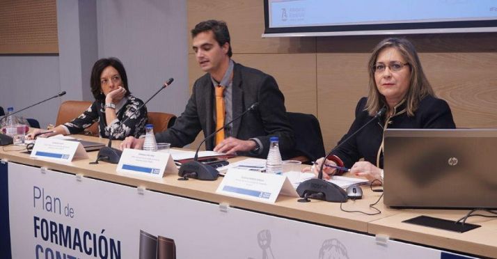 Eva Blasco (izda.), Fernando López y Soledad Borque (decana de la Abogacía soriana). /Subdeleg.