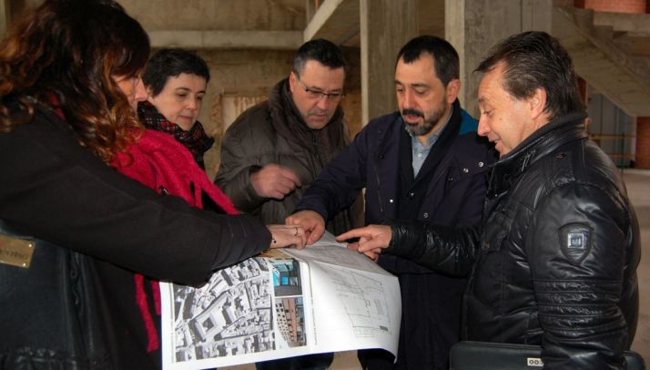 Concejales y técnicos municipales y de la empresa supervisan los planos. /Ayto.