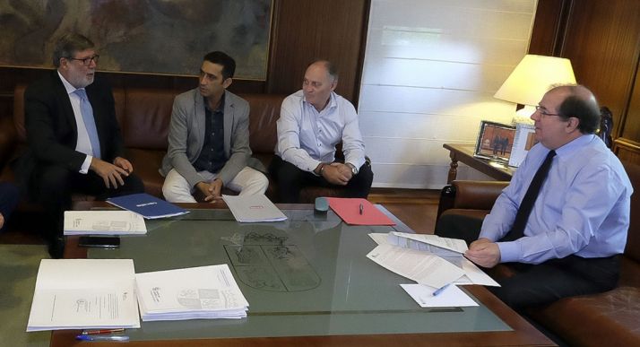 Herrera, (dcha.) con responsables de sindicatos y patronal. /Jta.