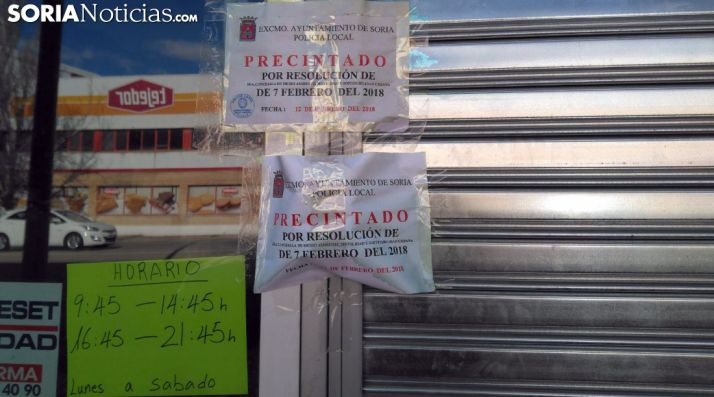 El precinto colocado este lunes en la puerta del establecimiento. /SN