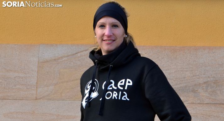 Estela Navascués, delante del CAEP con ropa de entrenar. Sergio García. 