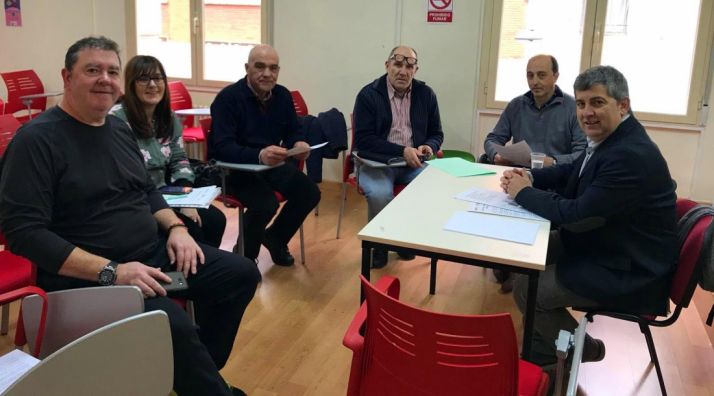 Funcionarios de prisiones con el diputado socialista Javier Antón (dcha.).