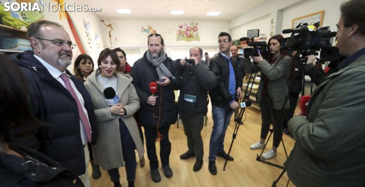 Fernando Rey, ante los medios informativos en el colegio de Golmayo. /SN