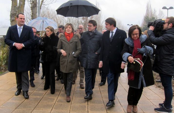 La ministra, en el centro, durante su visita a Salamanca. /EP