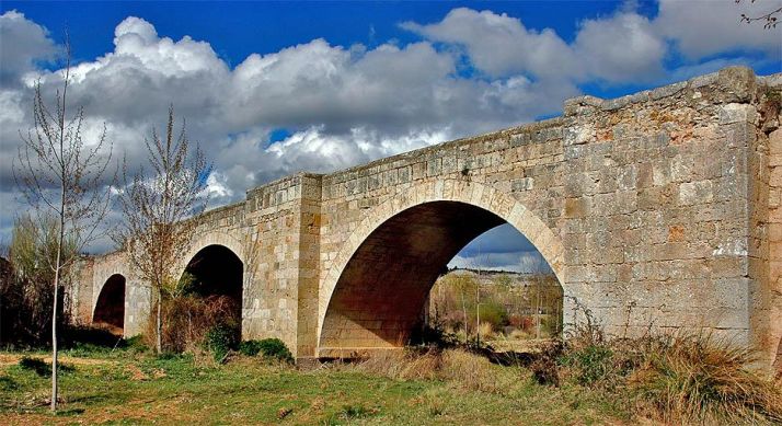 Cs pide construir un nuevo puente en Langa y conservar el medieval como peatonal