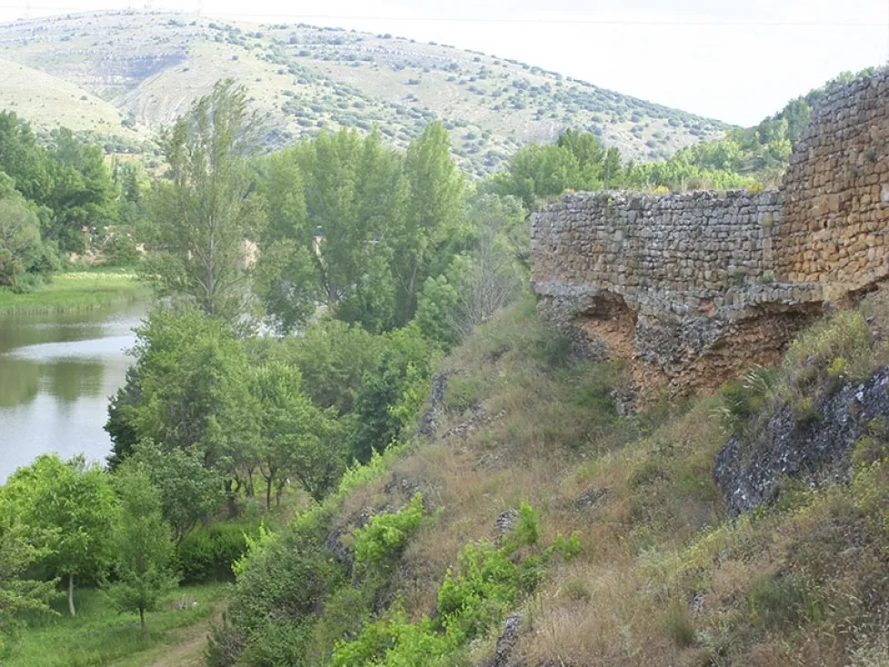 Muralla de Soria junto a la ribera del Duero