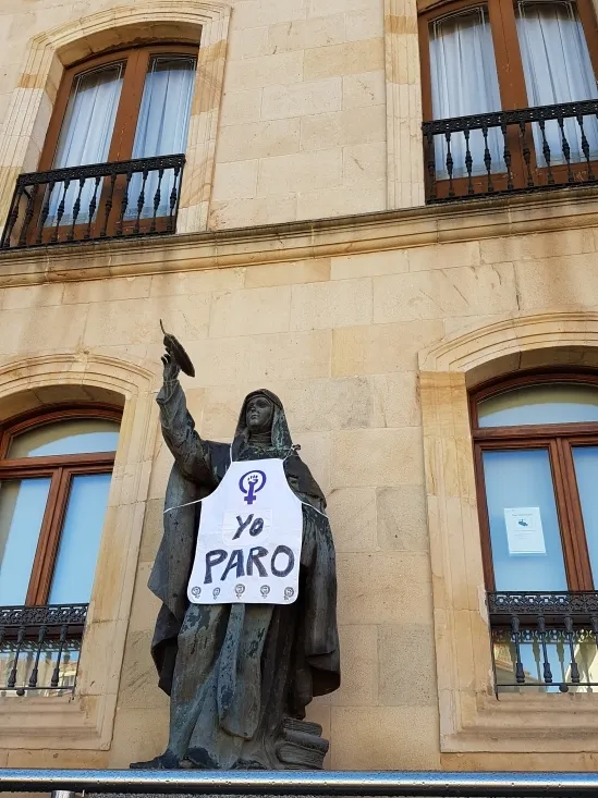Estatuas con delantales en la capital soriana.