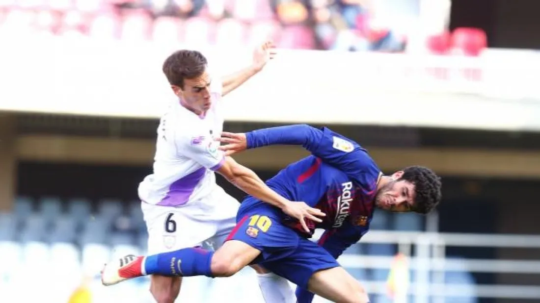 Íñigo Pérez y Carles Aleñá pugnan por un balón en Barcelona. LaLiga