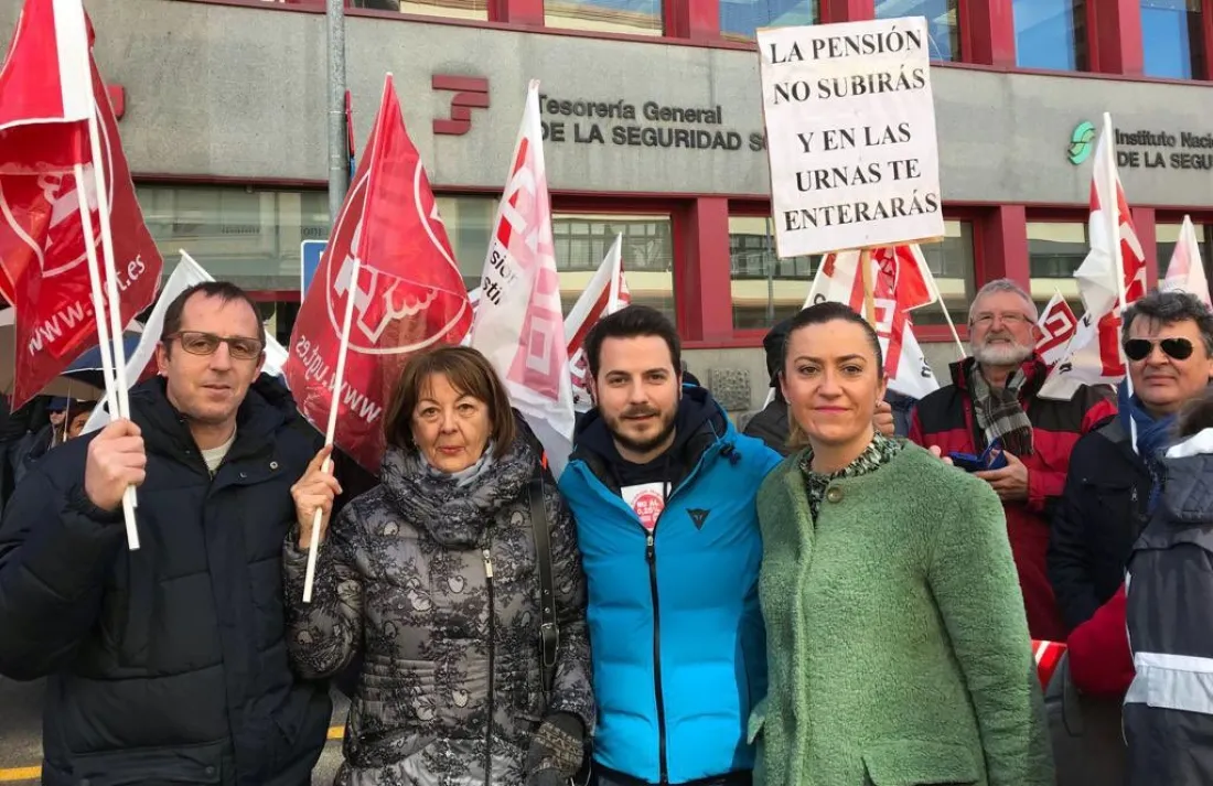 Barcones (1ª dcha.) con miembros de UGT durante la concentración.