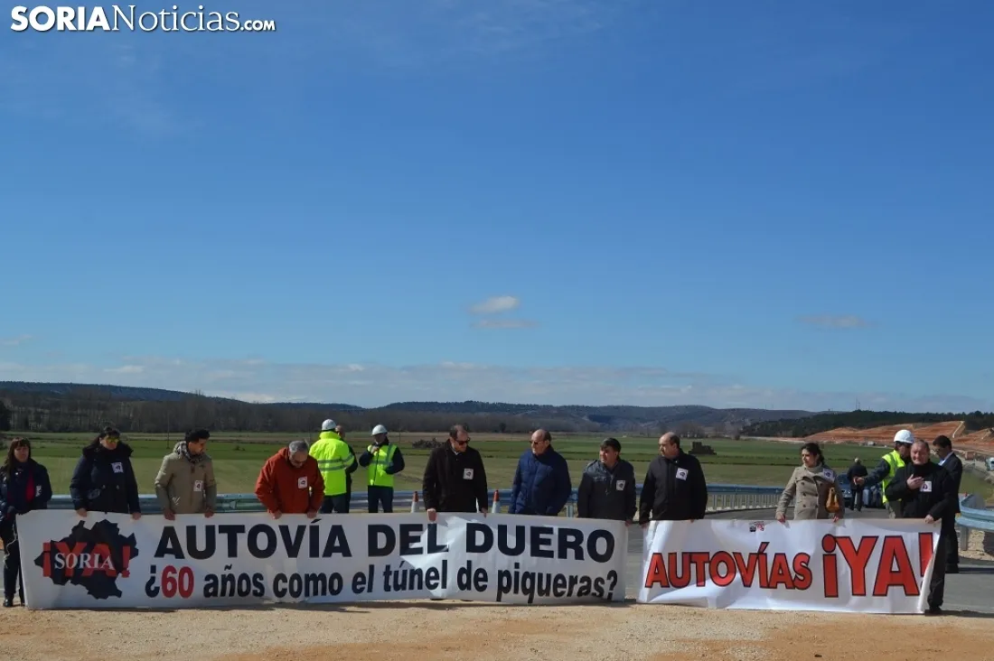 La plataforma Soria Ya recibiendo al Minsitro. 