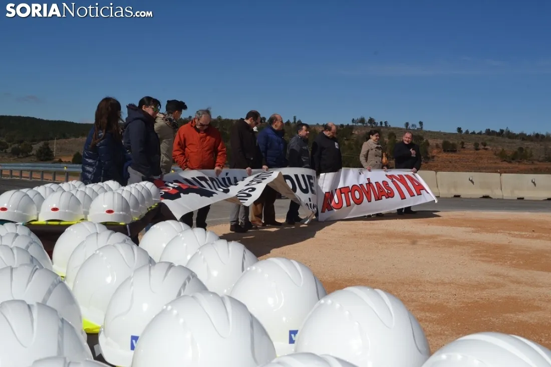 La plataforma Soria Ya recibiendo al Minsitro. 