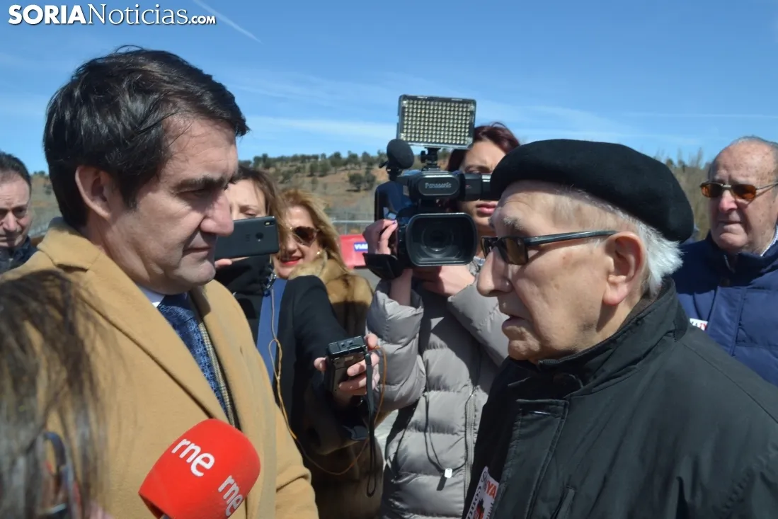 La plataforma Soria Ya recibiendo al Minsitro. 