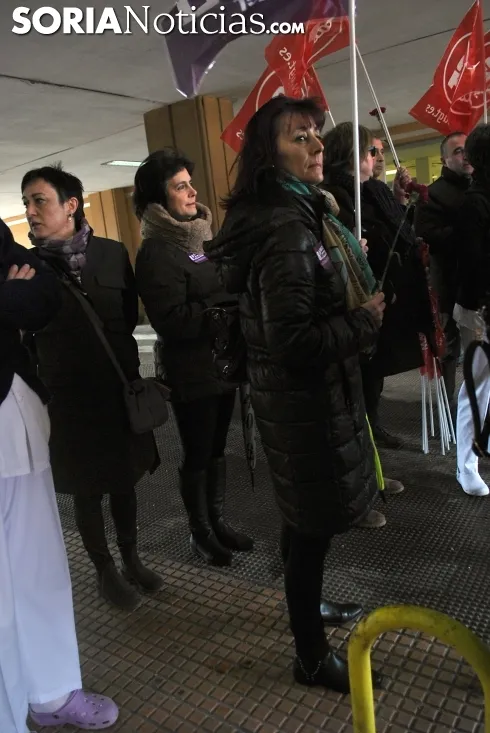Una imagen de la concentración a las puertas del Santa Bárbara este jueves. /SN