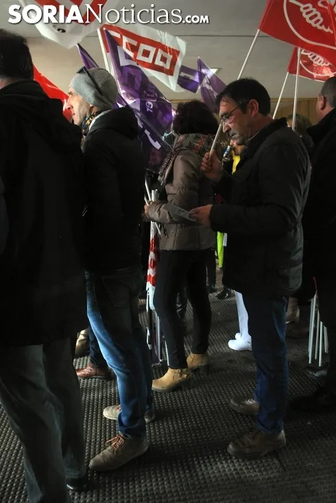 Una imagen de la concentración a las puertas del Santa Bárbara este jueves. /SN
