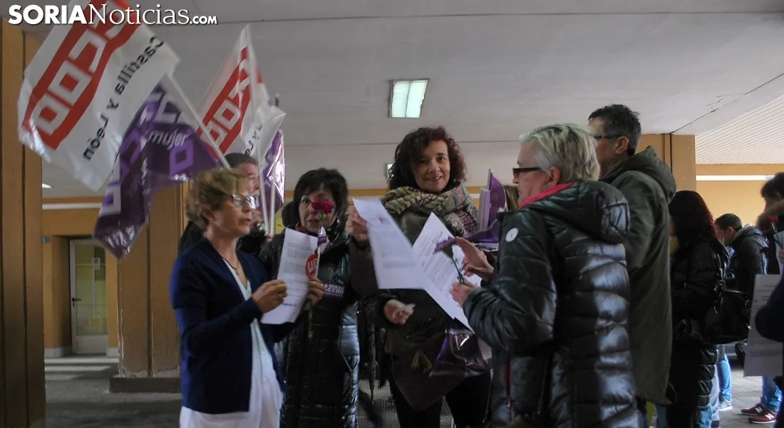 Una imagen de la concentración a las puertas del Santa Bárbara este jueves. /SN