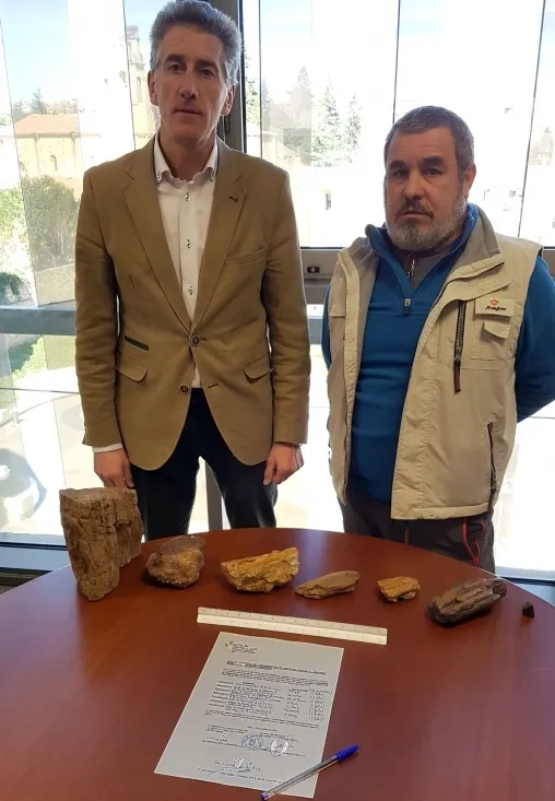 Cámara (dcha.) y Lucas con los fósiles donados. /Jta.