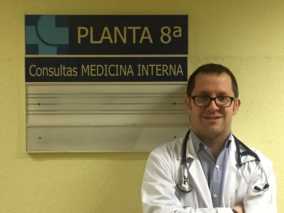 Miguel Martín trabaja en la planta 8ª del Hospital Clínico de Valladolid.