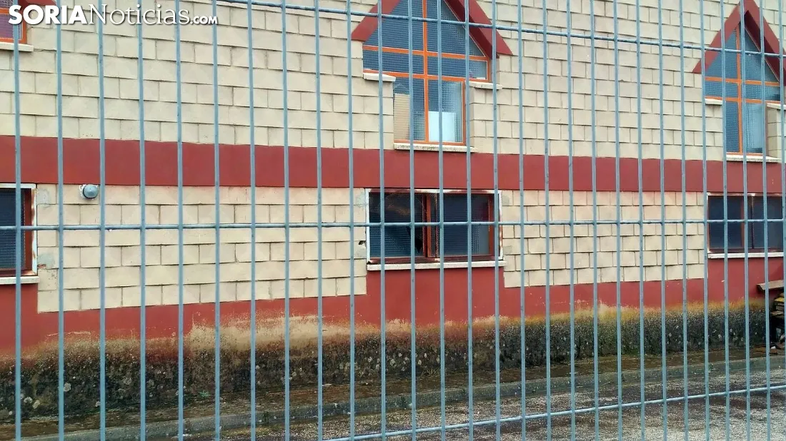 La ventana forzada, tras la verja. /SN