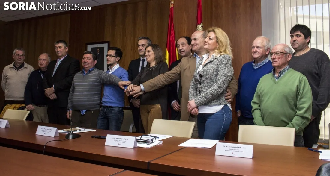 Alcaldes y responsables de la Junta tras la rúbrica de la cesión. /Freddy Páez