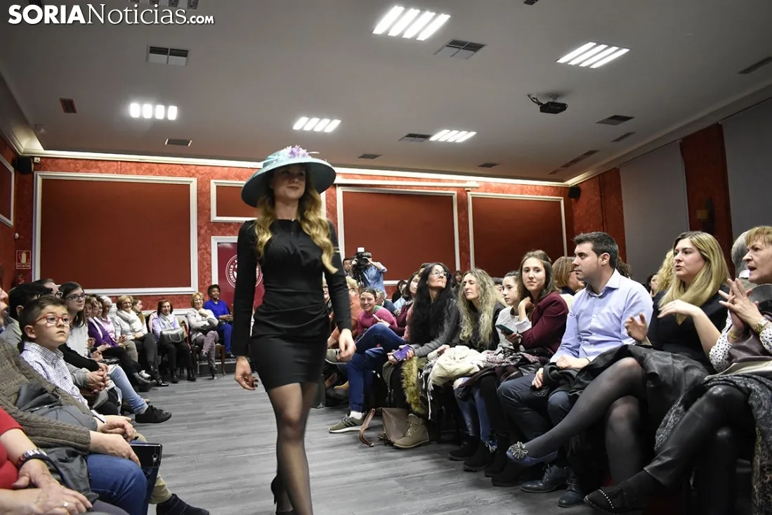 Desfile de Tocados y Trajes de Baile Míticos de Ande 2018.