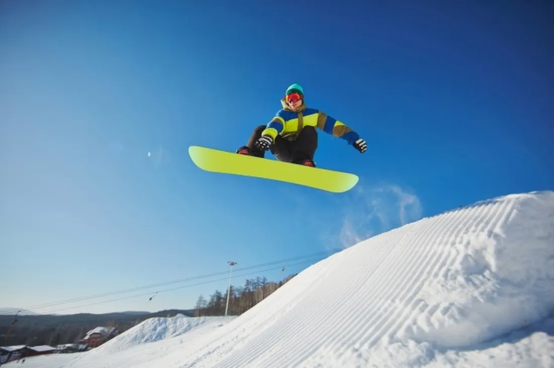 Un esquiador con snowboard en la nieve.