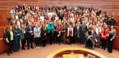 Foto 4 - Las Cortes regionales rinden homenaje a Elo&iacute;sa &Aacute;lvarez en el D&iacute;a Internacional de la Mujer
