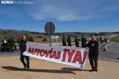 La plataforma Soria Ya recibiendo al Minsitro. 