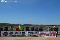 La plataforma Soria Ya recibiendo al Minsitro. 