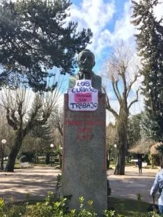 Estatuas con delantales en la capital soriana.