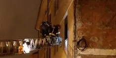 Foto 3 - Amplio dispositivo en la calle Morales Contreras por una se&ntilde;ora que no respond&iacute;a