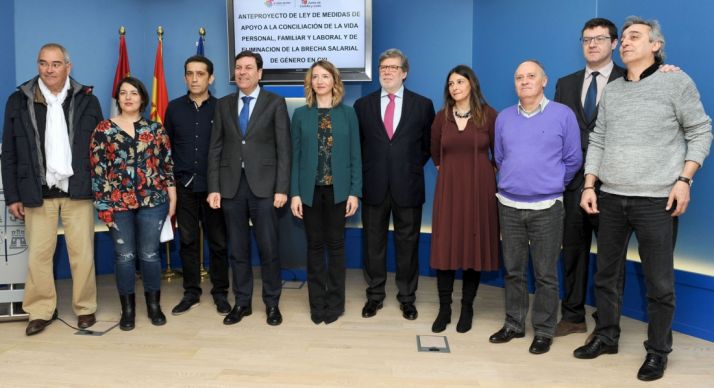  Agentes sociales y responsables de la Junta tras la firma del acuerdo.