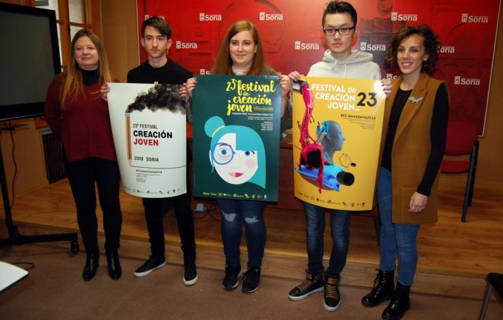 La ganadora, (ctro.) con su obra este miércoles. /Ayto.